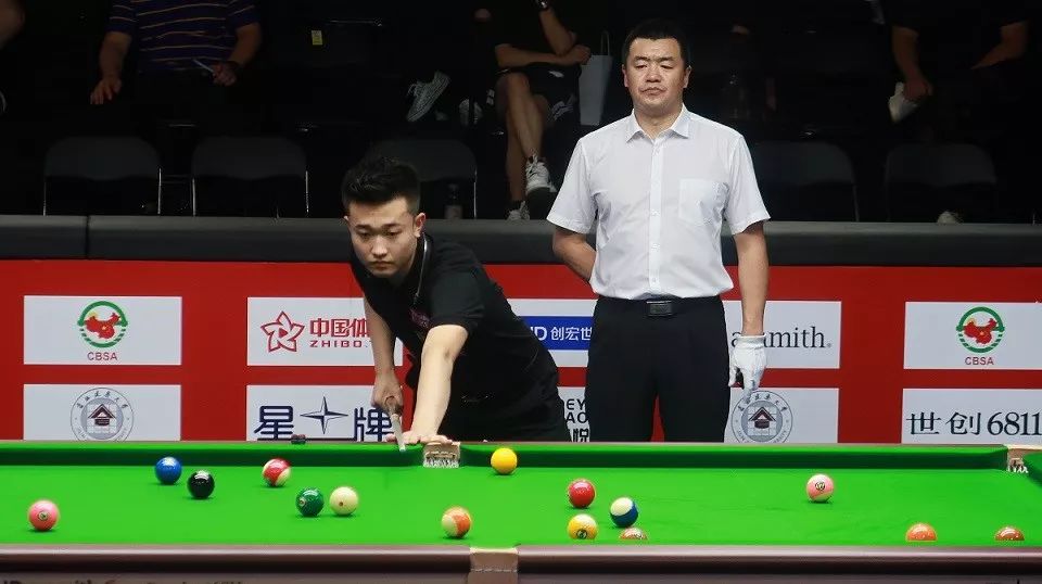 据俱乐部内 据俱乐部内